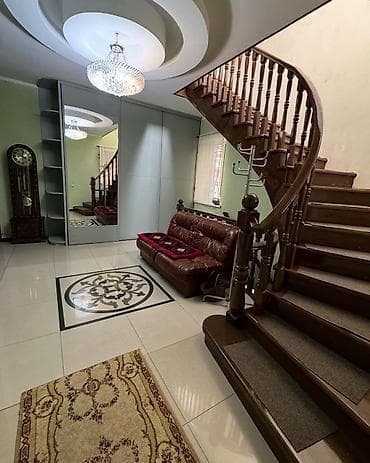 🏡 Продаётся просторный дом с подвалом 📍 Район Ахунбаева Идеальный lalafo.kg да — 3 🏡 Продаётся просторный дом с подвалом 📍 Район Ахунбаева Идеальный — 3