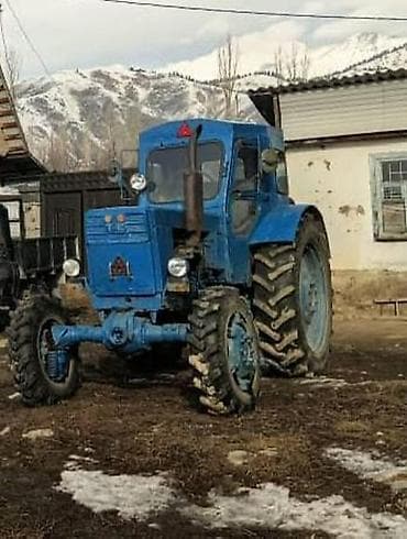 Трактор колесный синего цвета с закрытой кабиной. Основные at lalafo.kg Трактор колесный синего цвета с закрытой кабиной. Основные