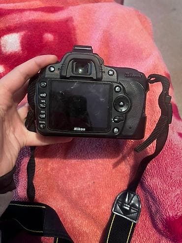 Зеркальная камера Nikon в черном корпусе, оснащенная объективом с at lalafo.kg Зеркальная камера Nikon в черном корпусе, оснащенная объективом с