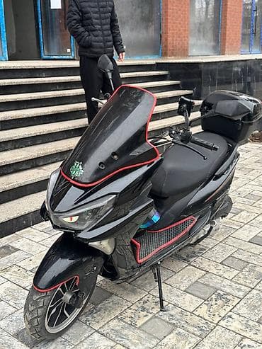 Скутер/максискутер черного цвета с красными акцентами. Основные at lalafo.kg Скутер/максискутер черного цвета с красными акцентами. Основные