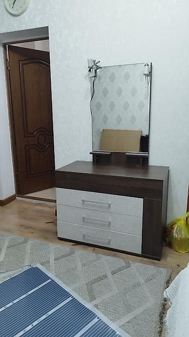 Туалетный столик, Б/у, С зеркалом, цвет - Коричневый, ЛДСП at lalafo.kg Туалетный столик, Б/у, С зеркалом, цвет - Коричневый, ЛДСП