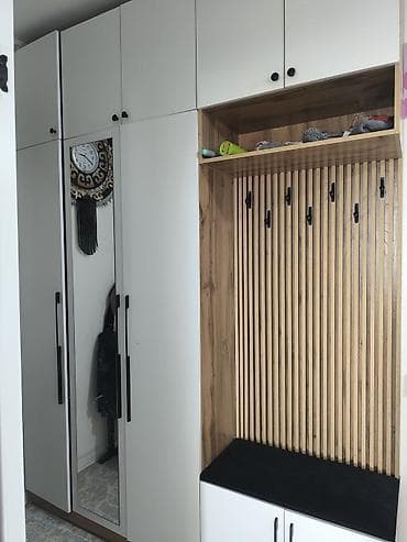 Прихожая модульная с шкафами и зоной для хранения/посадки. Размер at lalafo.kg Прихожая модульная с шкафами и зоной для хранения/посадки. Размер