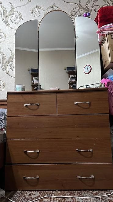 Спальный гарнитур, Двуспальная кровать, ДСП, цвет - Коричневый at lalafo.kg Спальный гарнитур, Двуспальная кровать, ДСП, цвет - Коричневый