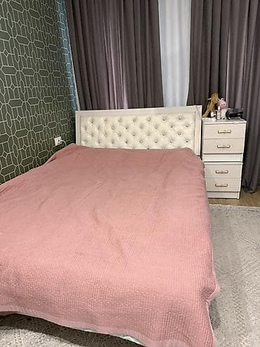 Двуспальная кровать, Б/у, С мягким изголовьем, длина - 200 см at lalafo.kg Двуспальная кровать, Б/у, С мягким изголовьем, длина - 200 см