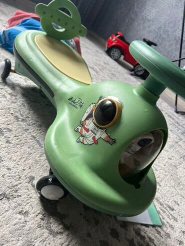 Детская каталка-толокар зеленого цвета с дизайном в виде космонавта at lalafo.kg Детская каталка-толокар зеленого цвета с дизайном в виде космонавта