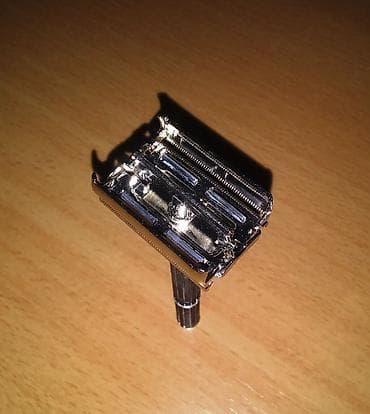 Винтажный металлический бритвенный станок с изменяемым углом наклона at lalafo.kg Винтажный металлический бритвенный станок с изменяемым углом наклона