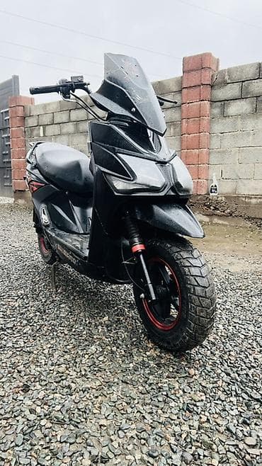 Скутер 50–150 см³ (вариатор), черный, с ветровым стеклом и яркой at lalafo.kg Скутер 50–150 см³ (вариатор), черный, с ветровым стеклом и яркой