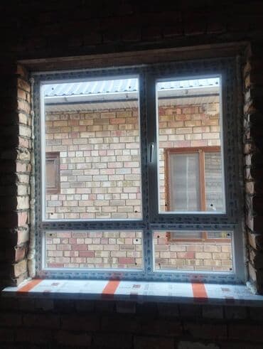 Окно из белого пластика с двумя створками. Встроенный механизм at lalafo.kg Окно из белого пластика с двумя створками. Встроенный механизм