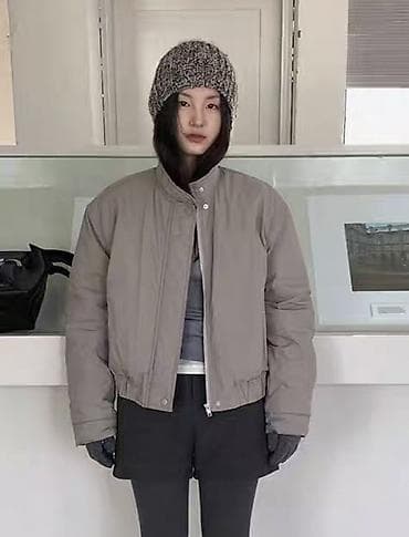 Женская укороченная утеплённая куртка-бомбер. - Крой: прямой at lalafo.kg Женская укороченная утеплённая куртка-бомбер. - Крой: прямой