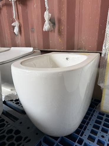 Настенная (подвесная) биде из сантехнического фарфора/фаянса, белый at lalafo.kg Настенная (подвесная) биде из сантехнического фарфора/фаянса, белый