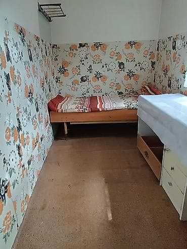 Комната в частном доме/общежитии - Уютная небольшая комната с окном at lalafo.kg Комната в частном доме/общежитии - Уютная небольшая комната с окном