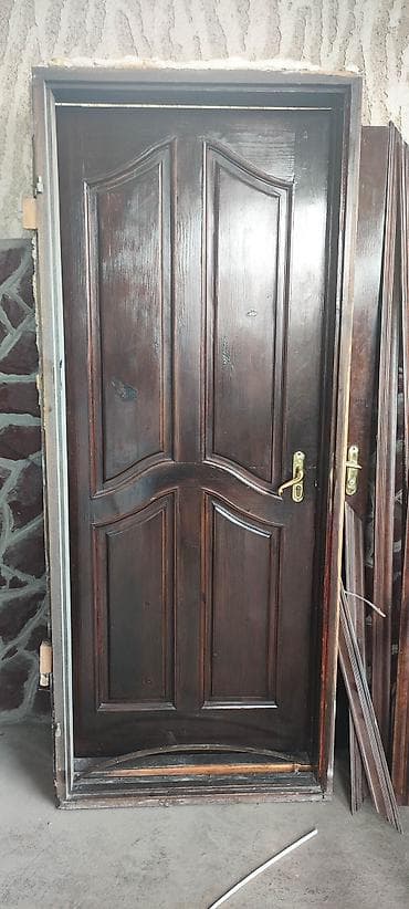 Двери для домов и квартир, Деревянная, Одностворчатая, Правосторонняя, цвет - Коричневый at lalafo.kg Двери для домов и квартир, Деревянная, Одностворчатая, Правосторонняя, цвет - Коричневый