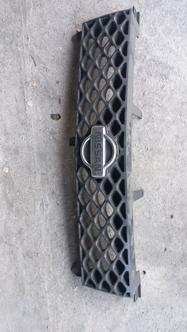 Решетка радиатора Nissan 2004 г., Б/у, Оригинал at lalafo.kg Решетка радиатора Nissan 2004 г., Б/у, Оригинал