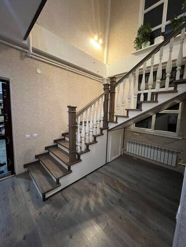 Деревянная лестница с перилами и балясинами в классическом стиле lalafo.kg да Деревянная лестница с перилами и балясинами в классическом стиле