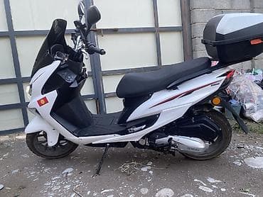 Скутер/максискутер 150 см³ (ориентировочно), белый цвет, с высоким at lalafo.kg Скутер/максискутер 150 см³ (ориентировочно), белый цвет, с высоким