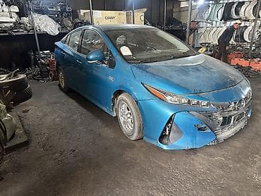 Toyota Prius: 2019 г., 1.8 л, Вариатор, Гибрид, Хэтчбэк at lalafo.kg Toyota Prius: 2019 г., 1.8 л, Вариатор, Гибрид, Хэтчбэк
