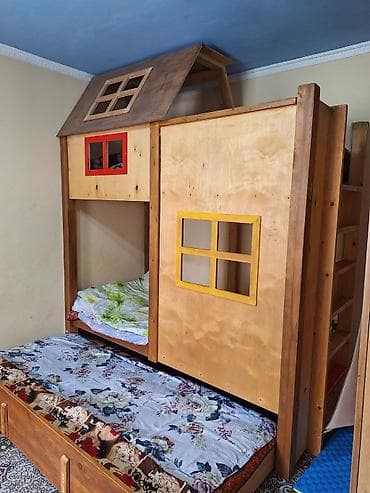 Трехъярусная кровать в виде домика с дополнительным выдвижным спальным at lalafo.kg Трехъярусная кровать в виде домика с дополнительным выдвижным спальным