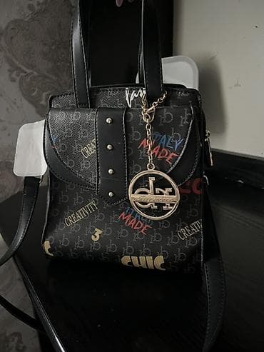 Классическая сумка, Италия, Материал: Искусственная кожа, Жёсткая конструкция, Женские at lalafo.kg Классическая сумка, Италия, Материал: Искусственная кожа, Жёсткая конструкция, Женские