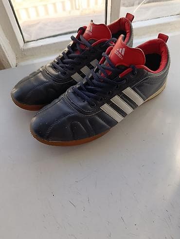 Кроссовки/футзалки в классическом стиле с тремя полосками. - Цвет at lalafo.kg Кроссовки/футзалки в классическом стиле с тремя полосками. - Цвет