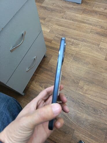 Смартфон с плоским дисплеем и тонкими рамками. Экран с вырезом под at lalafo.kg Смартфон с плоским дисплеем и тонкими рамками. Экран с вырезом под