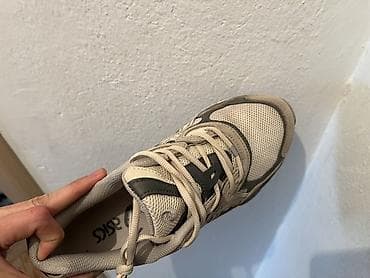 Кроссовки Asics (бежево‑серый цвет) - Модель в стиле трейл/раннинг с at lalafo.kg Кроссовки Asics (бежево‑серый цвет) - Модель в стиле трейл/раннинг с