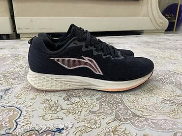 Беговые кроссовки Li-Ning (уни) - Цвет: чёрный верх, бело-кремовая at lalafo.kg Беговые кроссовки Li-Ning (уни) - Цвет: чёрный верх, бело-кремовая