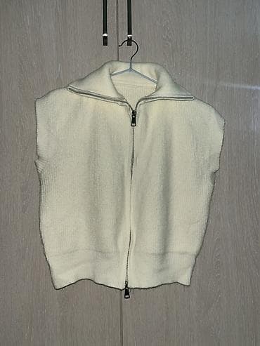 Вязаный жилет без рукавов, молочного/кремового цвета. - Трикотаж с at lalafo.kg Вязаный жилет без рукавов, молочного/кремового цвета. - Трикотаж с