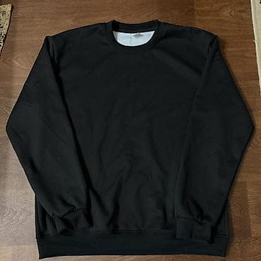 Черный свитшот базового кроя - Модель: классический свитшот с круглым at lalafo.kg Черный свитшот базового кроя - Модель: классический свитшот с круглым