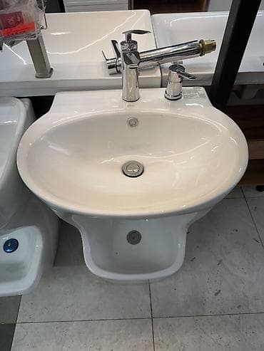 Ванна үчүн раковиналар: Ванна үчүн раковина, Өзгөчөлүктөрү: Жылтырак, Сүйрү формасы, Материалы: Керамика lalafo.kg да — 1 Ванна үчүн раковиналар: Ванна үчүн раковина, Өзгөчөлүктөрү: Жылтырак, Сүйрү формасы, Материалы: Керамика — 1