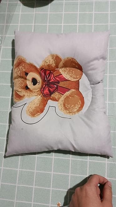 Декоративная подушка с мишкой - Милый принт плюшевого мишки с бантом at lalafo.kg Декоративная подушка с мишкой - Милый принт плюшевого мишки с бантом