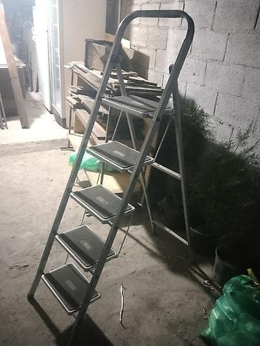 Складная стремянка-лестница, Материал: Металл, Б/у, Для дома, Высота: До 2 м at lalafo.kg Складная стремянка-лестница, Материал: Металл, Б/у, Для дома, Высота: До 2 м