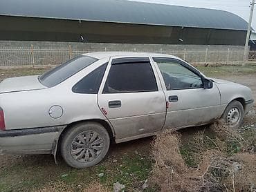 Легковой автомобиль седан/лифтбек белого цвета. 4 двери, тонированные at lalafo.kg Легковой автомобиль седан/лифтбек белого цвета. 4 двери, тонированные