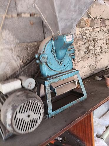 Электрическая зернодробилка с загрузочным бункером и выносным at lalafo.kg Электрическая зернодробилка с загрузочным бункером и выносным