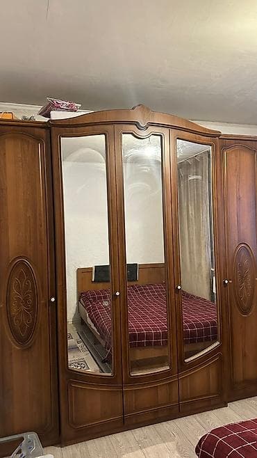 Шкаф-купе распашной классического дизайна из массива/МДФ под тёплое lalafo.kg да Шкаф-купе распашной классического дизайна из массива/МДФ под тёплое