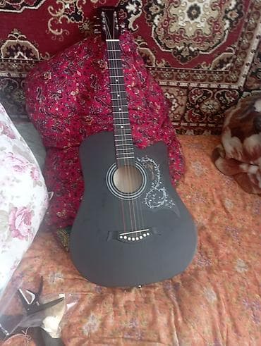 Гитара акустическая размер 40, есть чехол и остальные аксесуары.Гитара at lalafo.kg Гитара акустическая размер 40, есть чехол и остальные аксесуары.Гитара