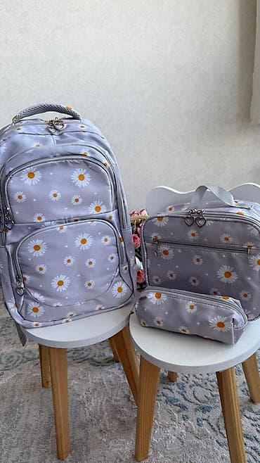 Набор сумок из трех предметов в нежном светло-сером цвете, украшенный at lalafo.kg Набор сумок из трех предметов в нежном светло-сером цвете, украшенный