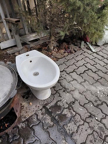 Бидэ и умывальник (раковина с пьедесталом) Описание: - Напольное at lalafo.kg Бидэ и умывальник (раковина с пьедесталом) Описание: - Напольное