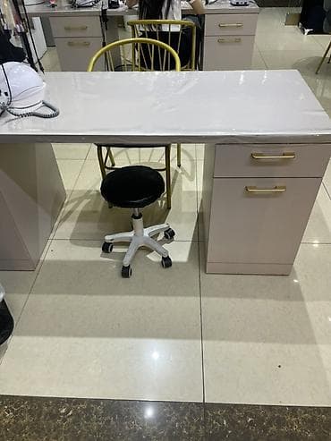 Сдаю в аренду в Салоне Маникюрный стол с тумбой и стулом ! - at lalafo.kg Сдаю в аренду в Салоне Маникюрный стол с тумбой и стулом ! -