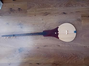 Струнный народный щипковый инструмент комуз хорошо работает, с чехлом at lalafo.kg Струнный народный щипковый инструмент комуз хорошо работает, с чехлом