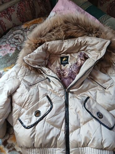 Женская куртка зимняя очень тёплая,одевала 2раза,48размер at lalafo.kg Женская куртка зимняя очень тёплая,одевала 2раза,48размер