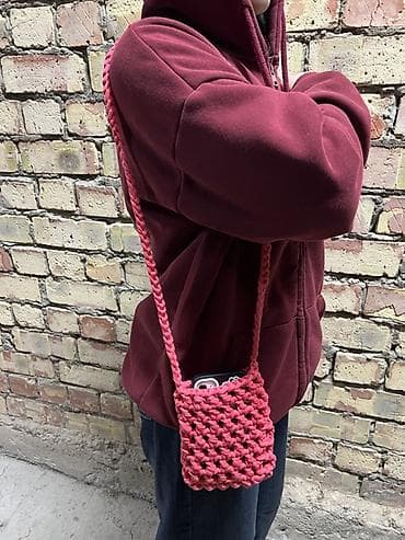 Вязаная сумка‑чехол через плечо для телефона - Компактная сумочка для at lalafo.kg Вязаная сумка‑чехол через плечо для телефона - Компактная сумочка для