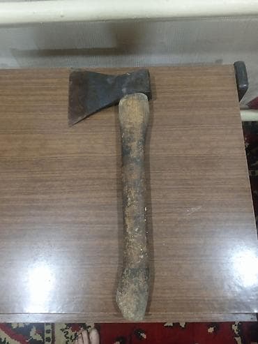 Топор универсальный с деревянной рукояткой - Тип: плотницкий/садовый at lalafo.kg Топор универсальный с деревянной рукояткой - Тип: плотницкий/садовый