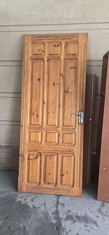 Двери для домов и квартир, Деревянная, Одностворчатая, Правосторонняя at lalafo.kg Двери для домов и квартир, Деревянная, Одностворчатая, Правосторонняя