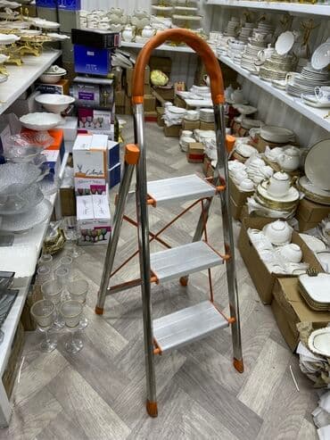 Складная стремянка с поручнем. - 3 широкие рифлёные ступени из at lalafo.kg Складная стремянка с поручнем. - 3 широкие рифлёные ступени из