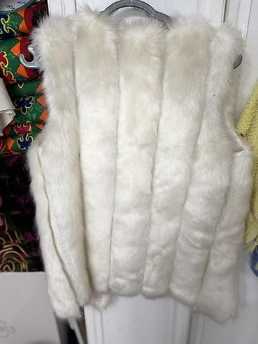 Жилет из белого искусственного меха - Цвет: молочный/белый - Фактура at lalafo.kg Жилет из белого искусственного меха - Цвет: молочный/белый - Фактура