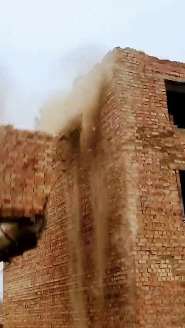 Снос стен | Зачистка от старых обоев | Демонтаж кафельной плитки | Крыша из шифера Больше 6 лет опыта at lalafo.kg Снос стен | Зачистка от старых обоев | Демонтаж кафельной плитки | Крыша из шифера Больше 6 лет опыта