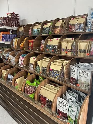 Секция с развесными и фасованными сладостями - Большой выбор конфет и at lalafo.kg Секция с развесными и фасованными сладостями - Большой выбор конфет и