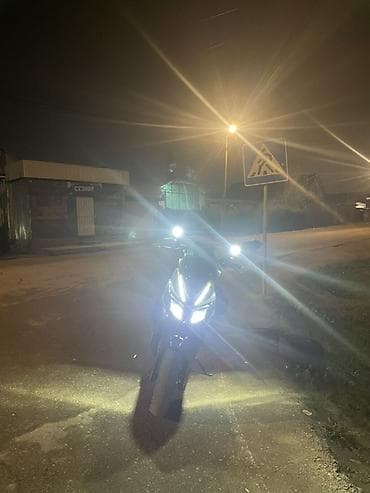 Скутер/макси-скутер с агрессивным дизайном и яркой светотехникой at lalafo.kg Скутер/макси-скутер с агрессивным дизайном и яркой светотехникой