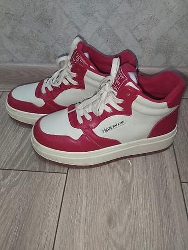 Высокие кроссовки - Размер : 39,5 -40. - Цвет: белый с красными at lalafo.kg Высокие кроссовки - Размер : 39,5 -40. - Цвет: белый с красными
