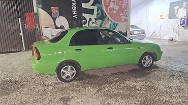 Седан компакт‑класса, 4 двери, ярко‑зелёный цвет кузова. Кузов с at lalafo.kg Седан компакт‑класса, 4 двери, ярко‑зелёный цвет кузова. Кузов с